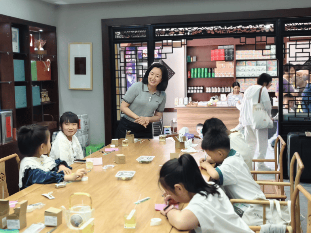 博举办“以香传情·手作感恩”母亲节主题社教活动CQ9电子有限公司以传统工艺致敬母爱——中徽(图1)